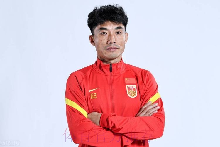 国足队员天津助力校园足球 郑智充当教练员